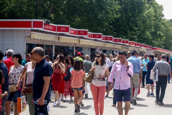 Visitantes en la Feria del Libro de Madrid de 2019.