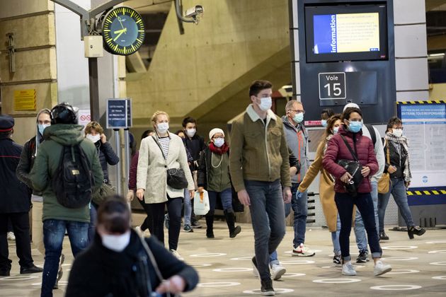 Pâques, la fête de tous les risques ? Ce qu'on a appris de Noël (photo d'illustration: des voyageurs à la gare Montparnasse le 12 mai 2020, au début du premier déconfinement)