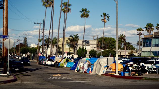 Un campement de sans-abri sur un trottoir dans le quartier de Venice, à Los Angeles, le 23 mars 2021.