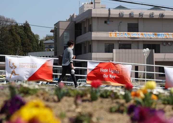 楢葉町役場の近くの聖火リレーコースに設置された横断幕＝２４日、福島県楢葉町