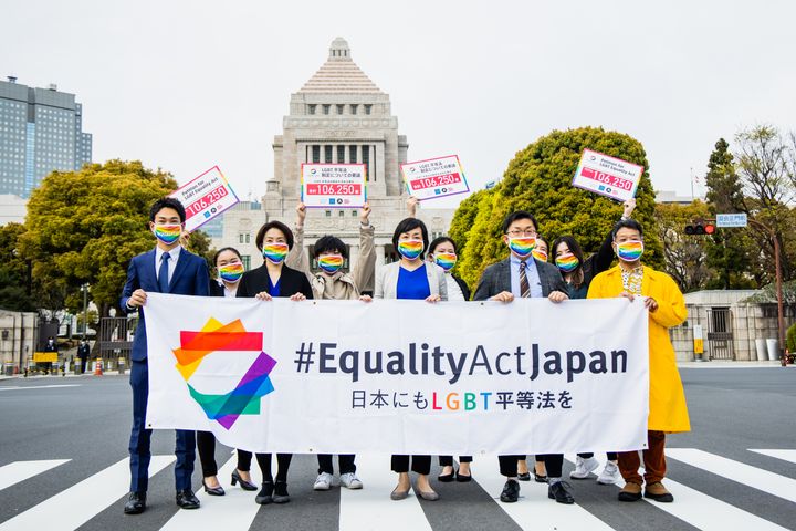署名提出前に集まるEquality Act Japanのメンバーたち