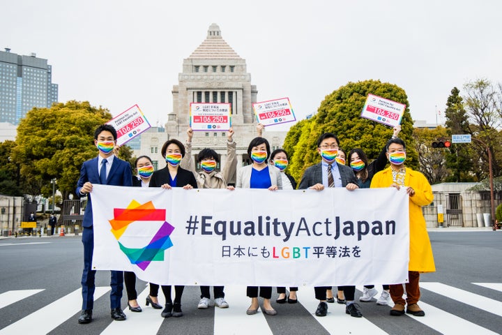 署名提出前に集まるEquality Act Japanのメンバーたち