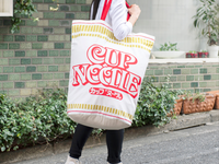 特大カップヌードルのエコバッグ写真をツイート 公式は 発売しません ほしい の声続出 ハフポスト