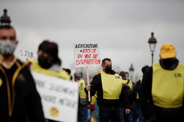 Le 4 mars 2021, des agriculteurs ont manifesté Place des Invalides à Paris pour dénoncer leurs faibles revenus et le déséquilibre du rapport de forces avec la grande distribution.