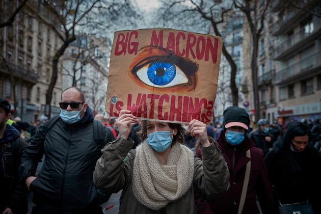 Des manifestants protestent contre le projet de loi sur la sécurité globale du gouvernement français près de la Place de la Nation, le 30 janvier 2021 à Paris. (Photo by Kiran Ridley/Getty Images)