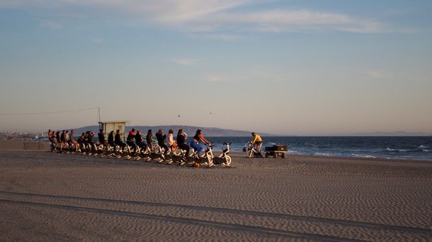 Un cours collectif de sport délocalisé sur la plage, à Santa Monica, le 24 mars 2021.