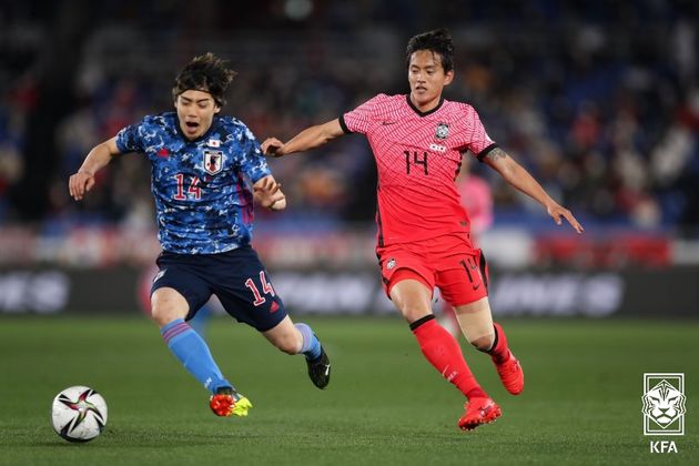 25일 일본 요코하마시 닛산스타디움에서 열린 한일전에서 대한민국 홍철이 수비하고 있다.