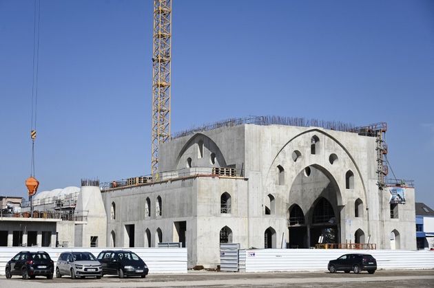 Photo prise le 24 mars du chantier de la mosquée de Strasbourg, qui provoque des tensions entre la mairie EELV et le ministre de l'Intérieur Gérald Darmanin, désormais soutenu par Emmanuel Macron.This picture taken on March 24, 2021 shows the construction site of the Eyyub Sultan Mosque in Strasbourg two days after the city council of Strasbourg approved the principle of at least 2,5 million euros public founding for the construction led by the Milli Gorus (CIMG)assotiation reputedly close to Turkey. (Photo by Frederick FLORIN / AFP)