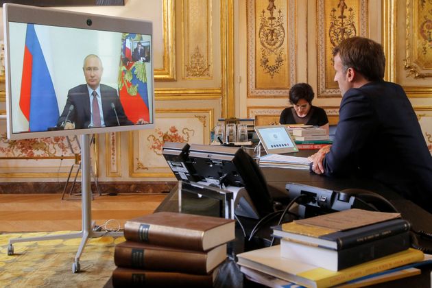 Emmanuel Macron lors d'une visioconférence avec Vladimir Poutine au mois d'août (illustration) 