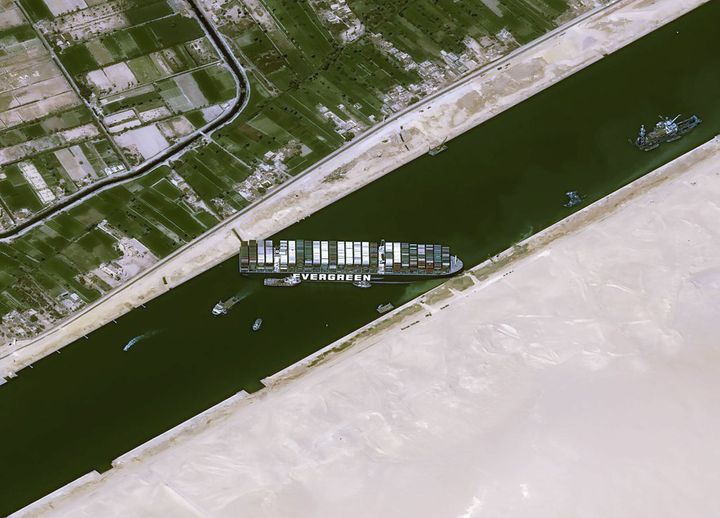 Φορτηγό - πλοίο στην Διώρυγα του Σουέζ
