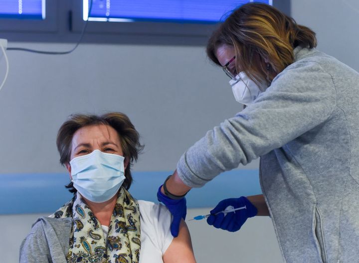 Una enfermera pone una vacuna en el hospital de Coria.
