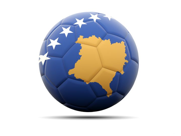 Un balón de fútbol, con la bandera de Kosovo.