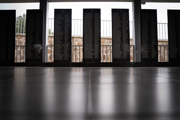 Τα ονόματα των θυμάτων στην σφαγή του Μπισέσερο, στο Μνημείο Γενοκτονία του Μπισέσερο.