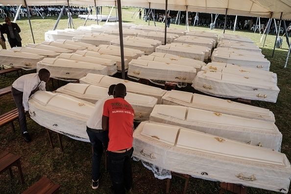 Ομάδα ανδρών ετοιμάζει τα 81 φέρετρα κατά την διάρκεια τελετής προκειμένου να γίνει ο ενταφιασμός των οστών των θυμάτων κατά της Γενοκτονία της Ρουάντα, στο Μνημείο Γενοκτονίας της Νιάνζα.
