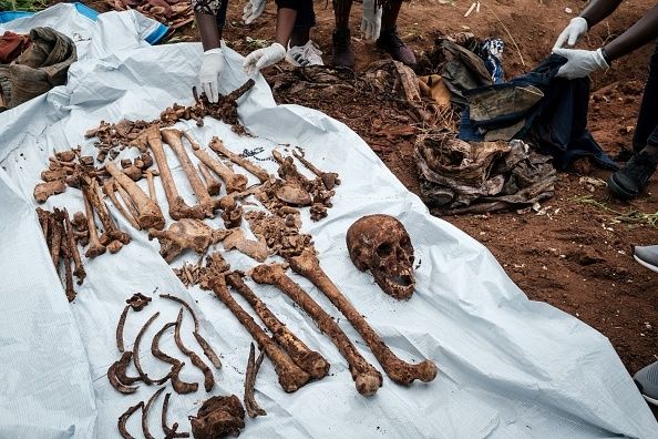 Οστά των νεκρών από την Γενοκτονία της Ρουάντα που ανακαλύφθηκαν σε μαζικούς τάφους.