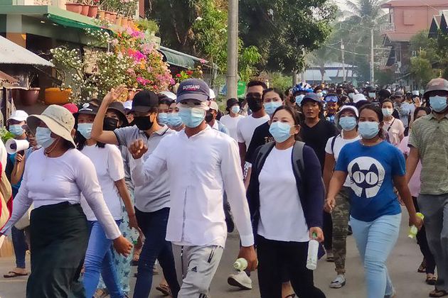 Le 27 mars 2021, des manifestants pro-démocratie dans les rues à Dawei, en Birmanie 
