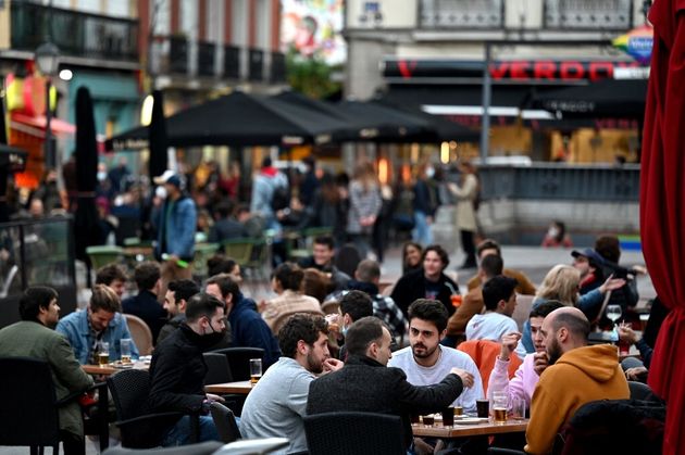 Des personnes assises en terrasse à Madrid, le 12 mars 2021 (photo d'illustration)