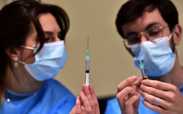 Image d'illustration - Des soignants préparent des doses du vaccin Pfizer/BioNTech au Parc des Expositions de Toulouse.