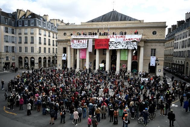 Des musiciens donnant un concert classique devant le théâtre de l'Odéon, à Paris, le 27 mars 2021