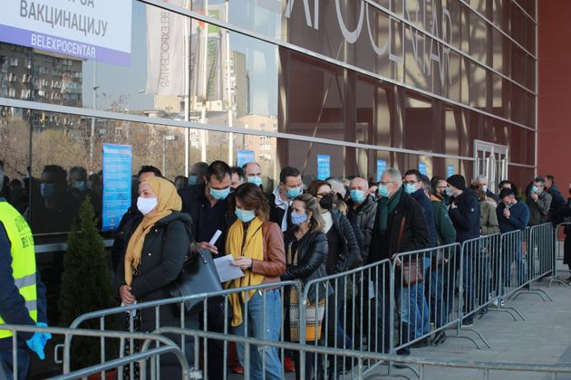 Χιλιάδες ξένοι συρρέουν στα σύνορα με τη Σερβία για να εμβολιαστούν με