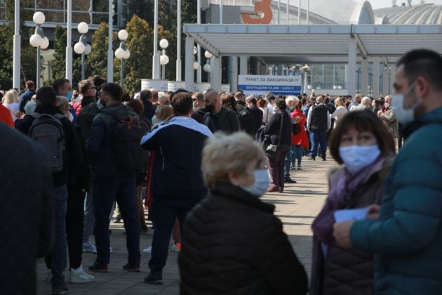 Χιλιάδες ξένοι συρρέουν στα σύνορα με τη Σερβία για να εμβολιαστούν με