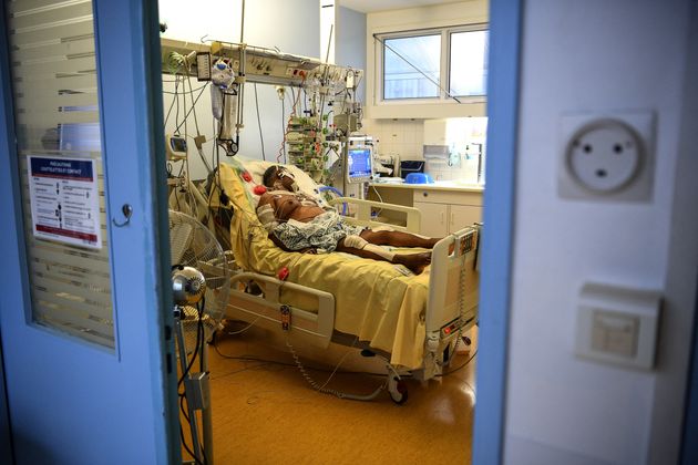 Face au Covid, le tri des patients va commencer dans 15 jours, alerte l’AP-HP (photo d'un patient sous aide respiratoire aux soins intensifs à Paris le 18 mars 2021)