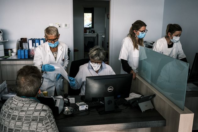 Des soignants au Centre Hospitalier à Saint Symphorien sur Coise le 9 novembre 2020 en pleine crise sanitaire du Covid-19