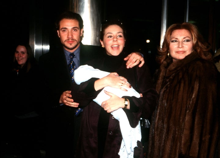 Rocio Jurado, Rocío Carrasco y Antonio David Flores posan a la salida del hospital con el segundo hijo del matrimonio.