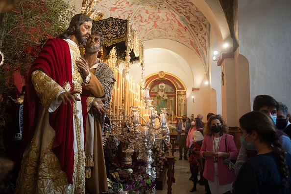 28 Μαρτίου 2021, Μάλαγα - Ισπανία: Πιστοί προσκυνούν φιγούρα του Ιησού, παραμονές της Μεγάλης Εβδομάδας για τους Καθολικούς. (Photo by Jesus Merida/SOPA Images/LightRocket via Getty Images)