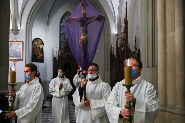 26 Μαρτίου 2021, Κρακοβία - Πολωνία: Ιερείς με μάσκες στο πρόσωπο σε Καθολική Εκκλησία παραμονές του Πάσχα. (Photo by Beata Zawrzel/NurPhoto via Getty Images)