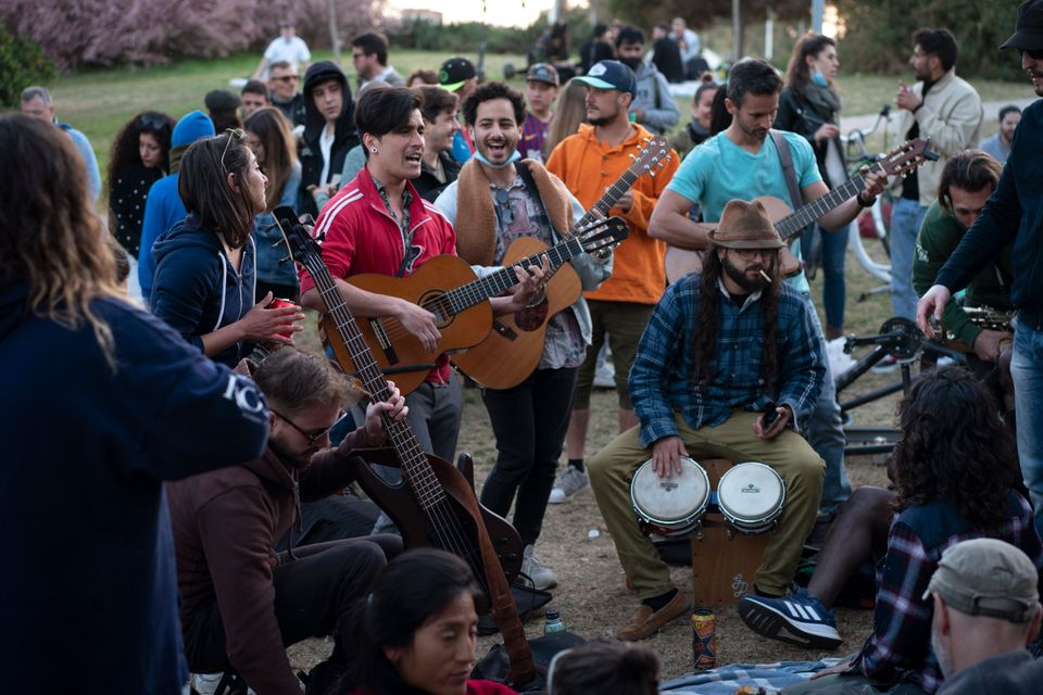 Un grupo de personas toca música en un parque de