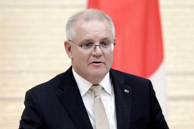 Le Premier ministre australien Scott Morrison a annoncé la rétrogradation de deux poids lourds de son gouvernement fragilisés par des accusations de viol (Photo d'illustration: Scott Morrison lors d'une conférence de presse à Tokyo le 17 novembre 2020) 