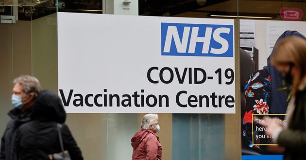 Les Anglais font la queue dans un centre de vaccination contre le Covid-19 à Londres