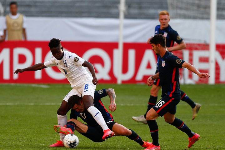 Jonathan Núñez #06 of Honduras fights for the ball with Aaron Herrera #17 of United States during the semifinal