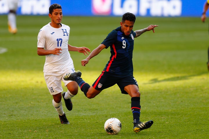 José Pinto #17 of Honduras fights for the ball with Jesús Ferreira #09 of United States during the semifinals m