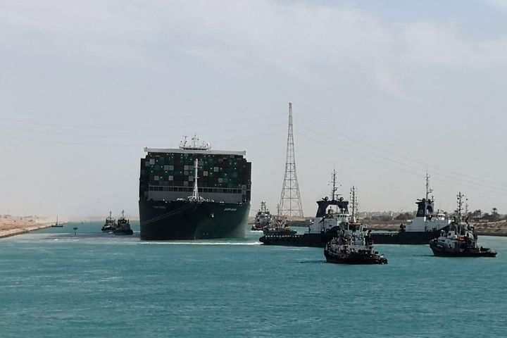 Φορτηγό - πλοίο στην Διώρυγα του Σουέζ