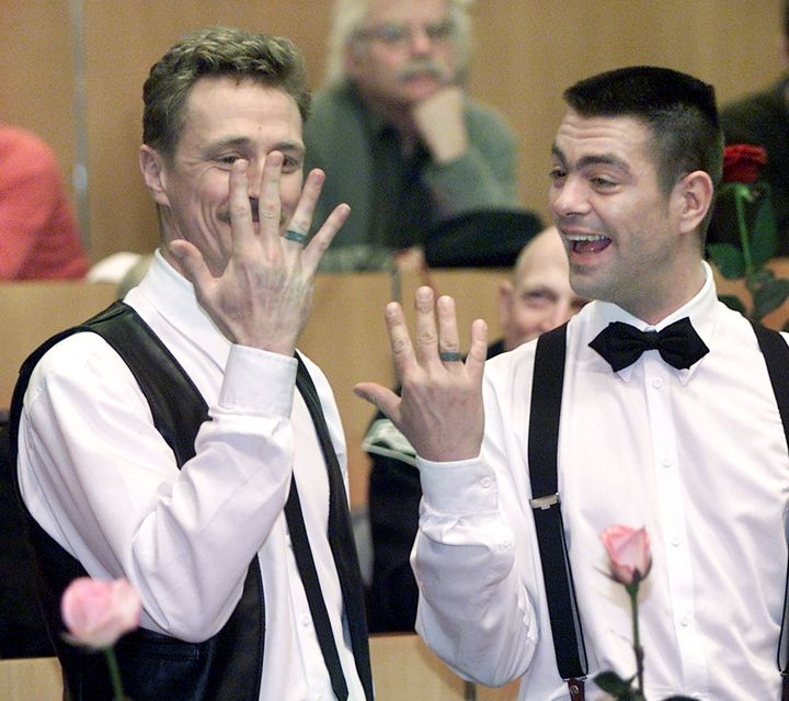 結婚指輪を見せる、フランク・ウィッテブロードさん（左）とペーテル・レムケさん