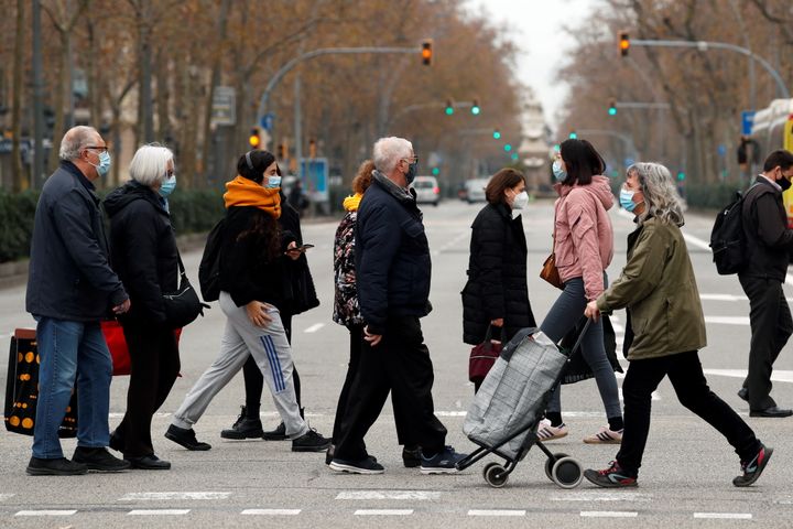 Ciudadanos con mascarilla, caminando por el centro de Barcelona.