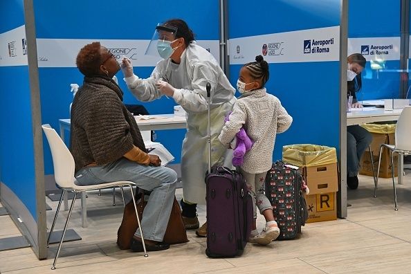 Ένας επιβάτης που μόλις έφτασε στο αεροδρόμιο Φιουμιτσίνο της Ρώμης με πτήση από τη Νέα Υόρκη υποβάλλεται σε rapid test. 9 Δεκεμβρίου 2020. Σε εκείνη τη χρονική στιγμή, η Ιταλία είχε αποφασίσε να μην εφαρμόζεται η καραντίνα για τους επισκέπτες από τις ΗΠΑ. (Photo by ANDREAS SOLARO / AFP) (Photo by ANDREAS SOLARO/AFP via Getty Images)