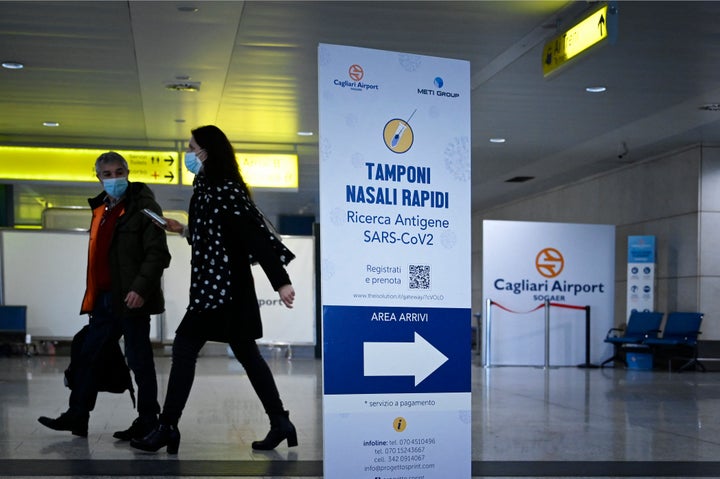 Dos personas caminan por el aeropuerto italiano de Cagliari, en Cerdeña.