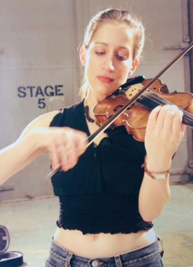 L’autrice en pleine répétition de violon aux Silvercup Studios de New York, lors d’une pause sur le tournage de iSex and the City/i.