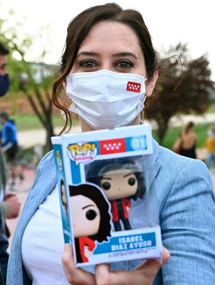 La figura de Funko Pop porta su característica chaqueta roja.