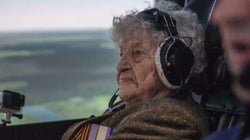 Βίντεο: Ρωσίδα 99 ετών, βετεράνος του Β' Παγκοσμίου Πολέμου, «κυβερνήτης» ενός αεροσκάφους Su-34