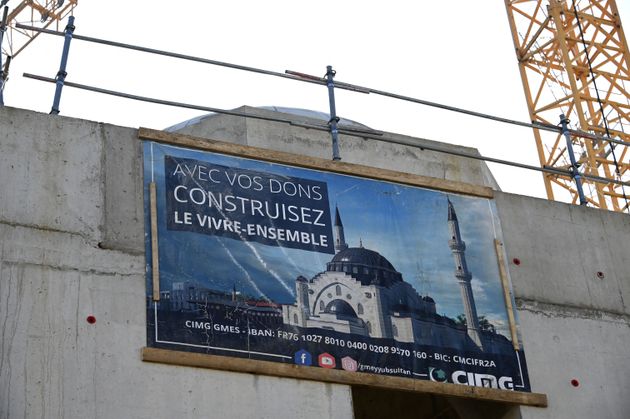Une publicité appelle aux dons pour la construction de la mosquéeEyyub Sultanà