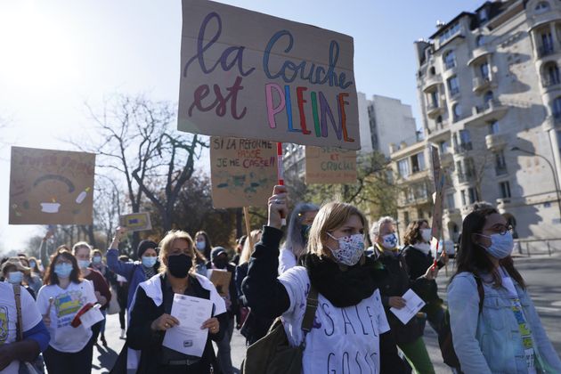 Un rassemblement des personnels de crèches, ce mardi 30 mars 2021 à Paris, pour dénoncer la réforme des modes de garde