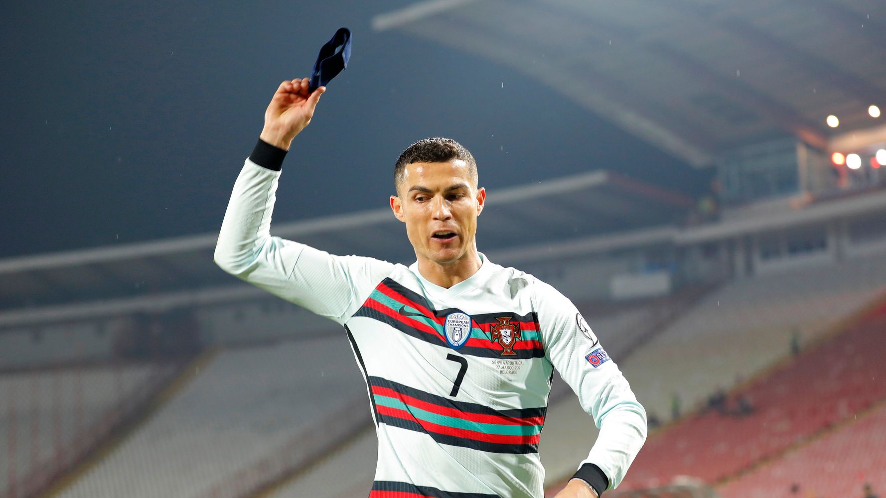 Le Brassard Jete Par Cristiano Ronaldo Mis Aux Encheres Pour Aider Un Bebe Malade Le Huffpost