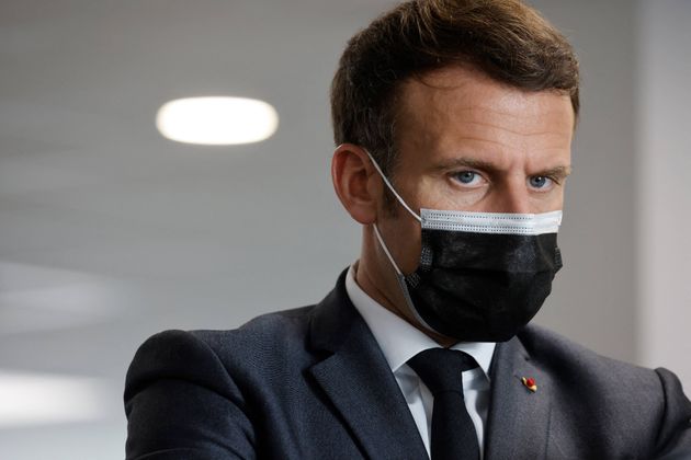 Emmanuel Macron lors d'une visite d'un centre de vaccination à Créteil le 29 mars.