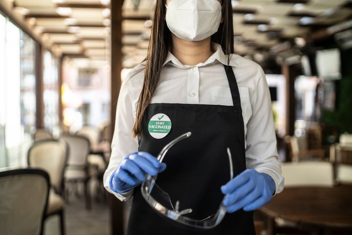 Make sure restaurant staff are wearing masks when you're dining.