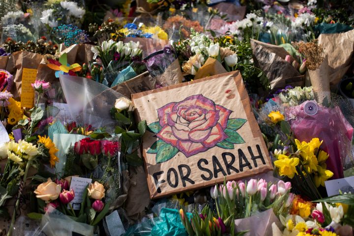 サラ・エバラードさんが姿を消したクラパム・コモンに寄せられた追悼の花束 （撮影日：2021年3月15日）