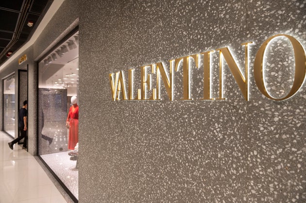 ヴァレンティノが物議醸した 帯の上を歩く 広告でお詫び 日本の文化を冒涜するような意図は全くなく 全文掲載 ハフポスト